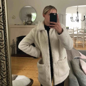  - Jätte fin jacka/kappa från hm😊 Säljer pågrund av att den inte kommer till användning  Jätte fint skicka då den endast är använd ett fåtal gånger 