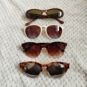 Solglasögon  - 4 par solglasögon i fint-/nyskick. 30 kronor styck förutom de längst ned som kostar 50, då jag knappt använt dem. Frakt tillkommer. Obs! Översta och de näst längst ned är sålda