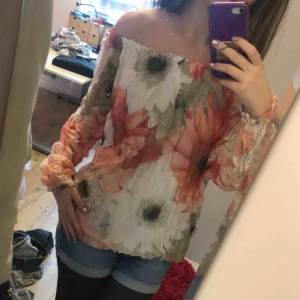  - En fin blommig sommar blus med rosa och vita blommor. Off the shoulder. Storlek S men passar även M.