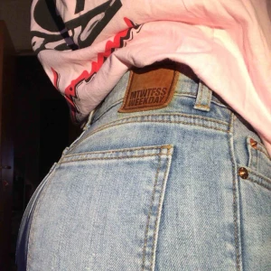  - Raka byxor från weekday som jag ärvde för mååånga år sedan, men mina ben är fortfarande för korta för att jag ska kunna använda dom🤷‍♀️ Skriv gärna för fler bilder<3