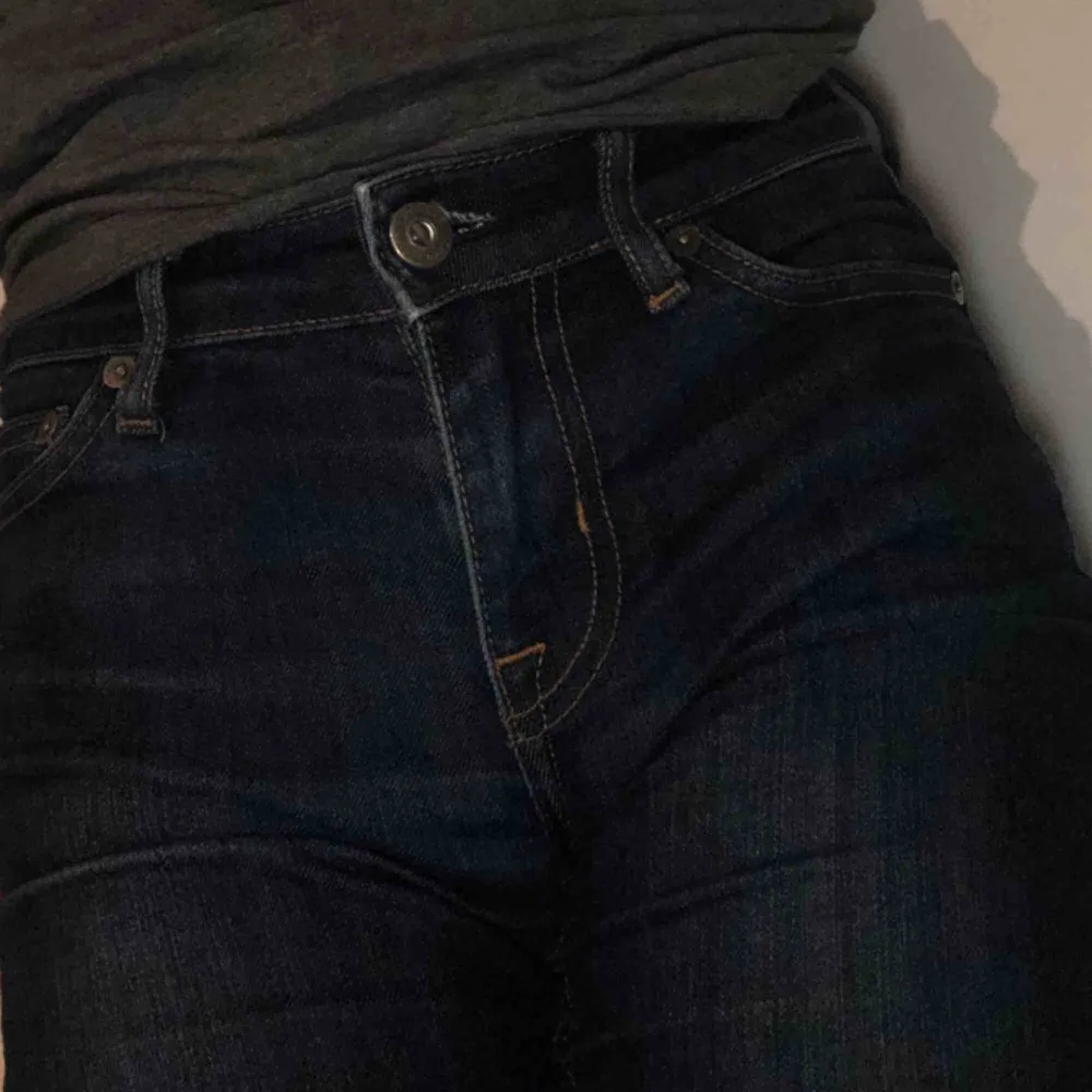 Hej! Jag säljer dessa coola jeans från crocker! Dem har lite boutcat och storleken på byxorna ser du på bild nummer 3🥰😋  Dem är i jätte bra skick och det är ett väldigt tåligt matrial😊 Jag kan frakta inom hela   Sverige! . Jeans & Byxor.