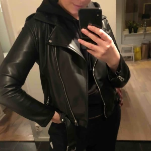 - Skinn jacka från zara storlek L men mer som en M