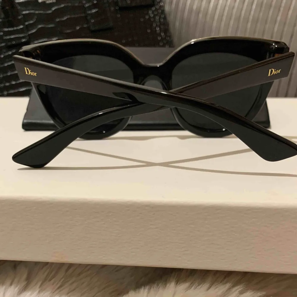ÄKTA Cat eye solglasögon från Dior, modell Dior soft1. Köpta i Bryssel. Nypris 2500kr. Kommer med fodral och äkthetskort. Knappt använda. ENDAST seriösa svar tack !! Frakt 89kr. Betalning via swish.  . Accessoarer.