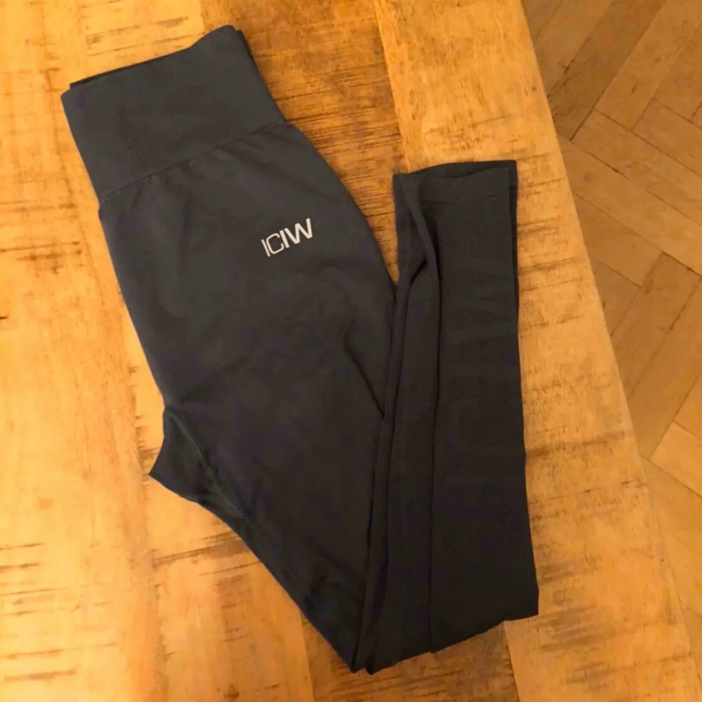 Gröna tights från ICIW, strl S, gott skick. Kan mötas i Stockholm eller posta och då står köparen för frakten. . Jeans & Byxor.