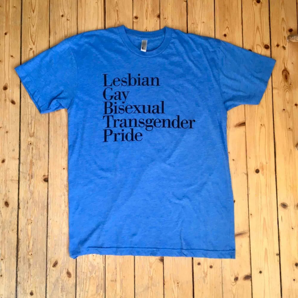T-shirt köpt på American Apparel, gjord under deras kollektion i sammanarbeta med Stockholm Pride. . T-shirts.