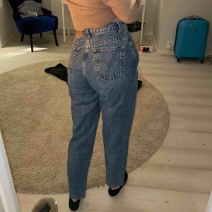  - Ett par skitsnygga Levis mom jeans köpta på second hand. Sitter aningen löst på mig som har stl S. Frakt tillkommer 💕