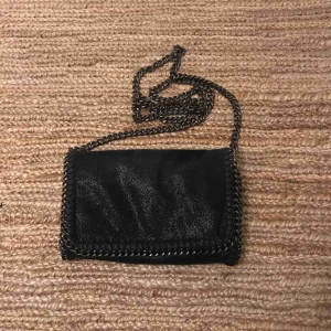  - Liten svart skimrig väska. Nyskick