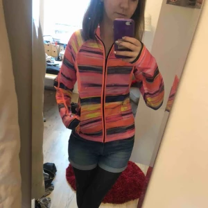  - Rosa randig Idrotts tröja. Storlek s