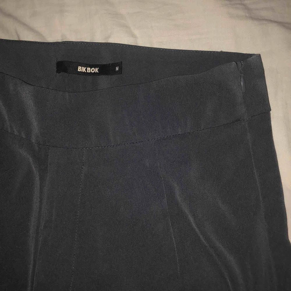 Byxor från Bikbok i grått☀️Superbekväma och knappt aldrig använda. Frakt tillkommer🦋. Jeans & Byxor.