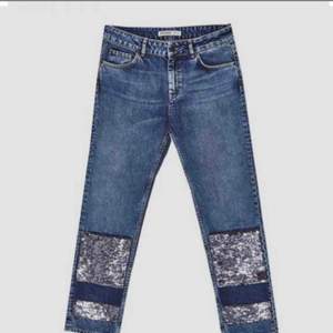 Coola jeans från Zara med paljetter på framsidan! Använda 1 gång. Slutar nedanför anklarna på mig som är 165 cm. Finns i Uppsala/kan skickas mot fraktkostnad