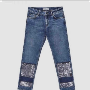  - Coola jeans från Zara med paljetter på framsidan! Använda 1 gång. Slutar nedanför anklarna på mig som är 165 cm. Finns i Uppsala/kan skickas mot fraktkostnad