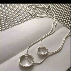  - DUBBELT SILVEHALSBAND. *HALSBANDET HAR EN STÄMPEL 925 HALSBANDET HAR TVÅ HÄNGEN.               BJUDER PÅ EN GLITTRIG ETUIET, SE PÅ BILDERNA                      * BJUDER PÅ PORTOT. LEVERANSTID:1-3 VARDAGAR 