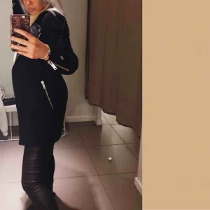  - Jättefin kappa från Zara som tyvärr knappt används längre. Köpt på second hand, nypris över 1500kr. Finns ej att få tag på. 