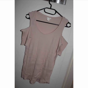  - Tröja med öppna axlar.   Storlek L, men är lite mer som M.  60 kr inklusive frakt.  Betalning sker via Swish.