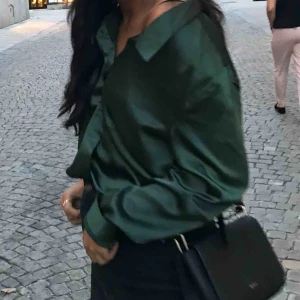  - Grön satin blus från NA-KD