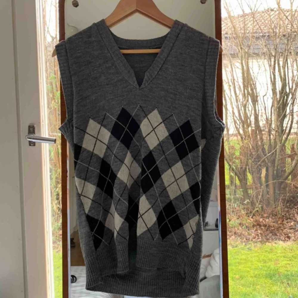 Superfin sweatervest som är handsydd, aningen sliten på kanterna men inget som fäller någonting, passar nog många olika storlekar beroende på hur man vill att den sitter, köparen står för frakt 💕. Toppar.