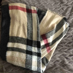  - En stor scarf som är som en filt. Väldigt varm och har två mönster. Burberry märke utåt och grå inåt.