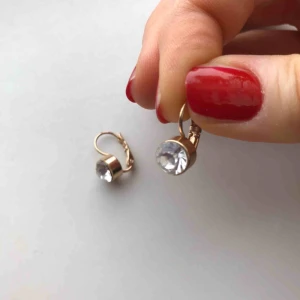  - Örhängen ifrån guldfynd. Aldrig använda.  Möts upp i Stockholm eller skickar. Köparen står för frakten 🌸