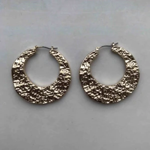  - Örhängen ifrån other stories.  Möts i Stockholm eller fraktar. Köparen står för frakt🌸