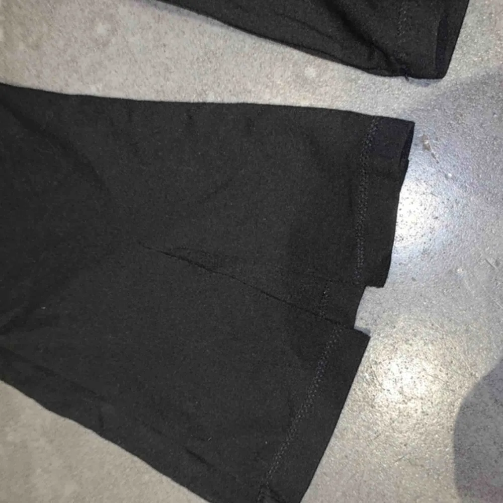 Ett par svarta byxor med slits ner till, från Gina tricot. Byxorna har en liten fläck upptill men inga andra defekter. Passar en lite kortare person från 150-160 cm. Köparen står för frakt. Jeans & Byxor.