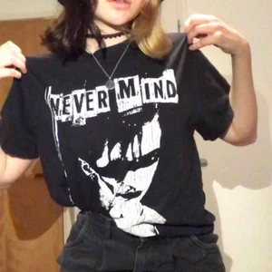  - Nirvana-tisha. Står XS i, men skulle säga M. 