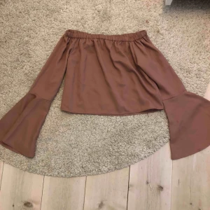  - Rosa off shoulder blus ifrån NAKD i storlek S. Bara använt en gång💕