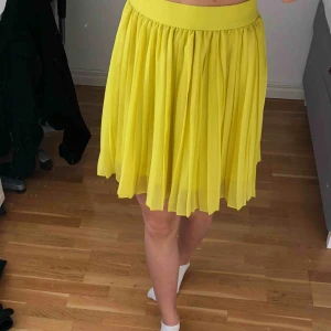  - Säljer min kjol från nakd då den tyvärr inte kommer till användning... den har blivit lite missfärgad efter första tvätten, därav priset. Frakten är inte inräknad 