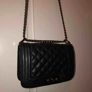  - Superfin liten väska, säljer för att jag aldrig använder den!