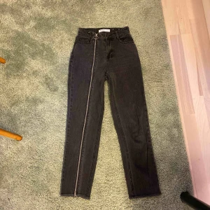  - Byxor med dragkedja som man kan dra ner hela vägen. Riktigt coola! Pris kan diskuteras.  