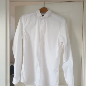 Tiger of Sweden dress shirt - Nypris 1200. Säljs pga passar ej. Använd en gång