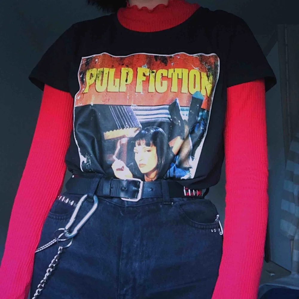 cool pulp fiction tröja som tyvärr inte används. frakt på 40kr tillkommer :) . T-shirts.