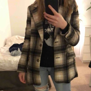  - Säljer min rock/kavaj från hm💕 Passar till allt o perfekt som vårjacka! Använd 1 gång och köpt för 400kr 