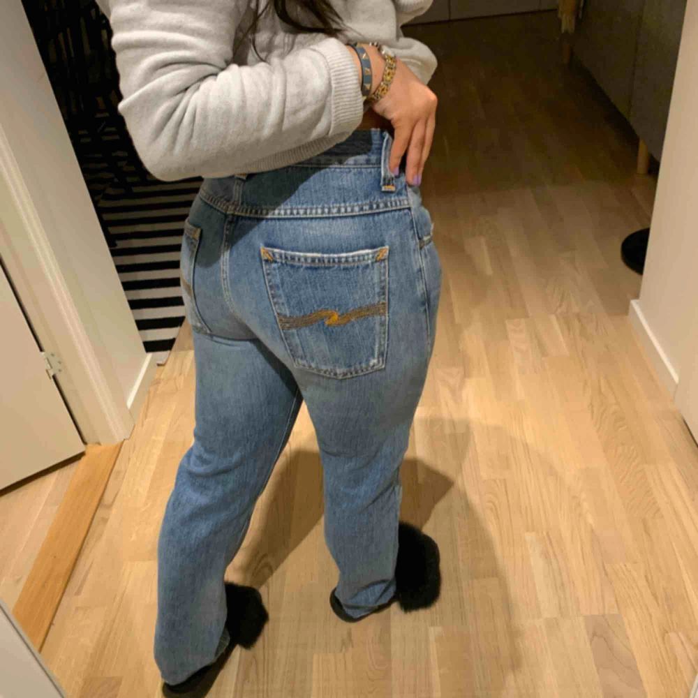 Nudie jeans skulle säga att dom är som en 36 💗💗. Jeans & Byxor.