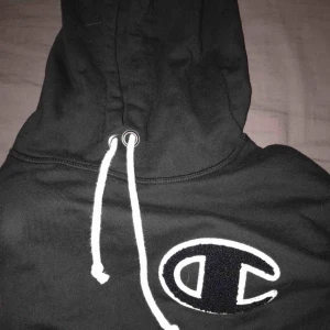  - Champion hoodie i storlek XL men sitter mer som en M/L, 