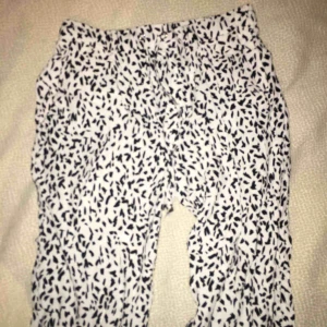  - Mönstrade byxor med fickor, som är väldigt bra material från Zara. Priset kan diskuteras :)