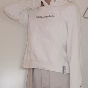 Champion hoodie - Snygg klassiskt hoodie från Champion som knappt använts alls! Säljer nu eftersom jag har 2 st. Tyvärr är luvans snöre borta men därav det låga priset🤑