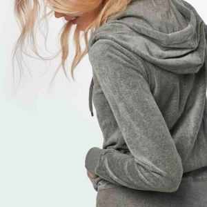  - Använd fåtal gånger väldigt bra skick, jätte skön! Men används tyver inte...frakt står du för😇