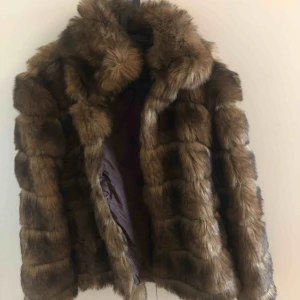  - Säljer en pälsjacka från Nelly. Använts några gånger men har dock gått sönder lite vid ena ärmen. Köparen står för frakt💕