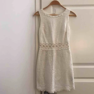  - Vit virkad klänning med fina detaljer. Säljer då den inte används. Har används kanske 2 gånger. Insydd på sidorna. 