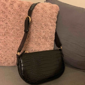  - Väska från Mango. Fint skick knappt använd. 