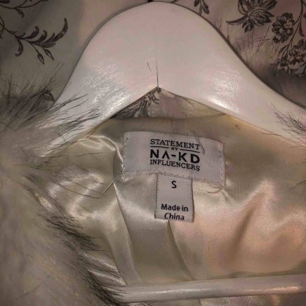 Säljer min vita pälsjacka från Linn Ahlborgs kollektion med Nakd. Går inte att köpa den nu då den var i hennes limited edition kollektion. Endast använd några få tal gånger. Nypris : 1200kr Säljer för : 550. Jackor.