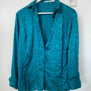  - Blå glansig skjorta från NAKD!💙