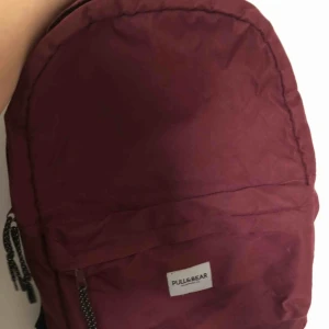 - Pull and bear röd väska, i väldigt fin skick. Möts upp eller fraktar 🌸