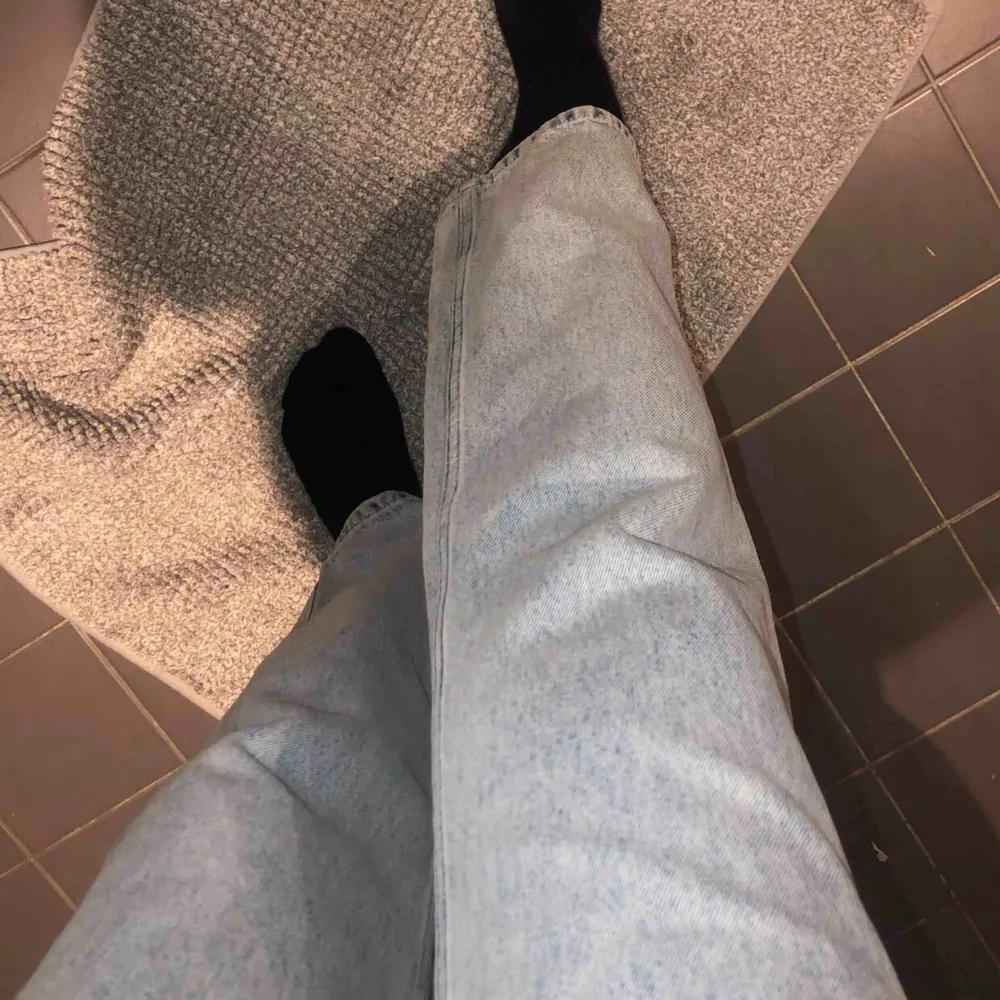 Hej säljer nu mina älskade weekday byxor i modellen ROW. Dom är sjukt snygga och sitter bra på kroppen! Jag är 175  cm lång och dom är i bra längd på mig.💞BUDA. Jeans & Byxor.