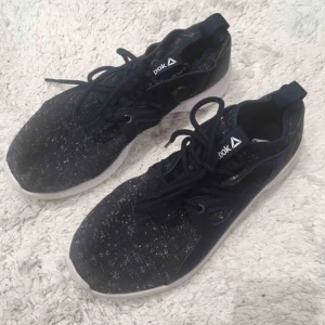  - Skor i mycket fint skick från Reebok, endast använda ett fåtal gånger.   Möts vid Fridhemsplan eller skickas mot fraktkostnad.