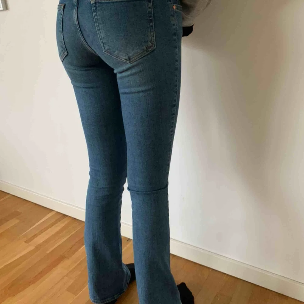 Oanvända vida jeans från BikBok i storlek S. Köparen står för frakten men kan mötas upp i Helsingborg.. Jeans & Byxor.