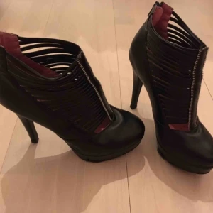  - Sexiga stövletter i äkta skinn av Kenza! Modell wildflower, storlek 39. Använt men fint skick! 