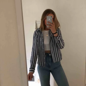  - En linne skjorta med vita/blåa ränder från Bikbok. Köpt för ca 1,5år sedan och använd ett tiotal gånger. Riktigt snygg både stängd och som overshirt🤩  Betalning sker via Swish och köparen står för frakten, kan även mötas upp runt bromölla/sölvesborg!