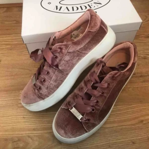  - Steve Madden skor i rosa sammet. Stl. 39 <3 Använda ett fåtal gånger. Köparen står för frakten 