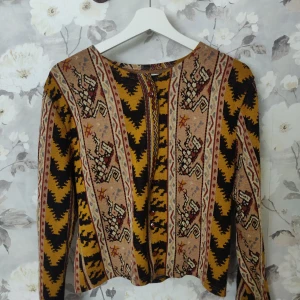 Mönstrad kofta - Mönstrad kofta/topp med knappar i härliga färger. Sparsamt använd. Gratis frakt!